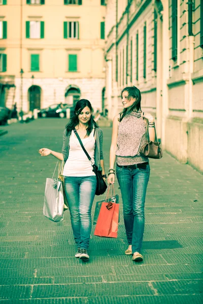 Coppia di donne con borse della spesa — Foto Stock