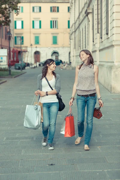 Пара женщин с сумками для покупок — стоковое фото