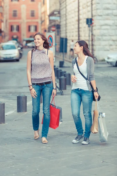 Dvě ženy s nákupní tašky — Stock fotografie