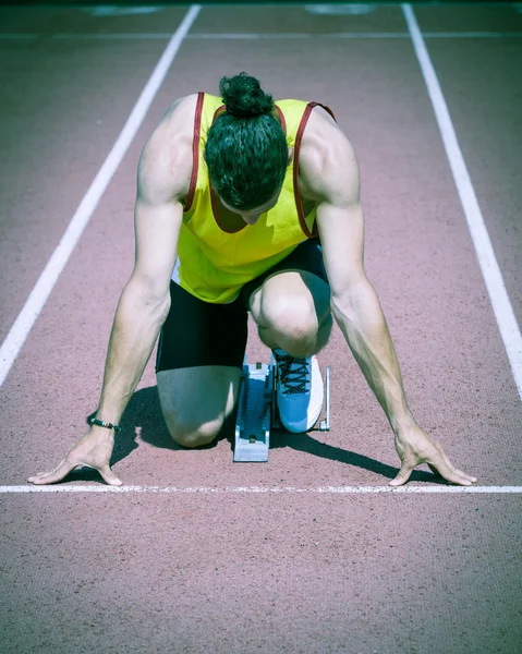 Mannlig friidrettsutøver før start av løpet – stockfoto