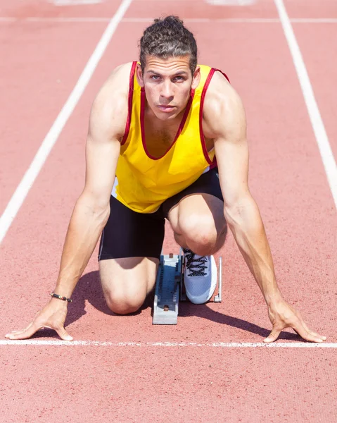 Mannlig friidrettsutøver før start av løpet – stockfoto