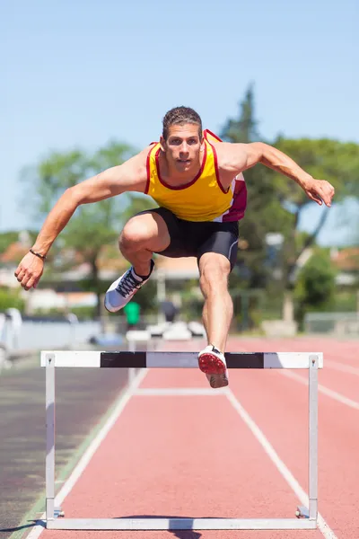 障害物競走中の男性、陸上競技選手 — ストック写真