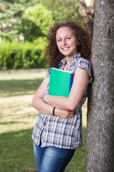 Ung vacker kvinnlig student vid park — Stockfoto