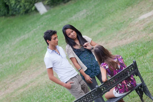 Група підлітків розмовляють у парку — стокове фото