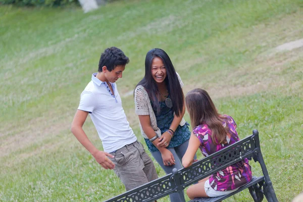 Група підлітків розмовляють у парку — стокове фото
