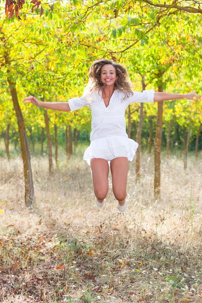 Hermosa mujer joven saltando al aire libre — Foto de Stock