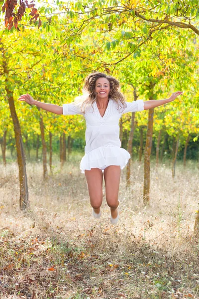 美しい若い女性は屋外ジャンプ — ストック写真