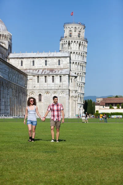 Young Couple of Tourists in Pisa — Stock Photo, Image