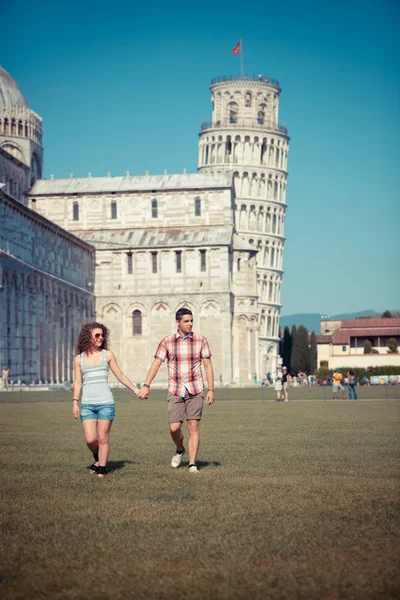 Молодая пара туристов в Пизе — стоковое фото
