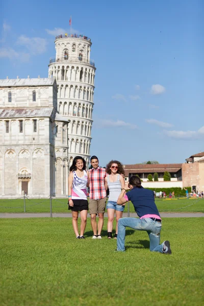 Group of Friends Taking Photo with Pisa Leaning Tower on Background — Stock Photo, Image
