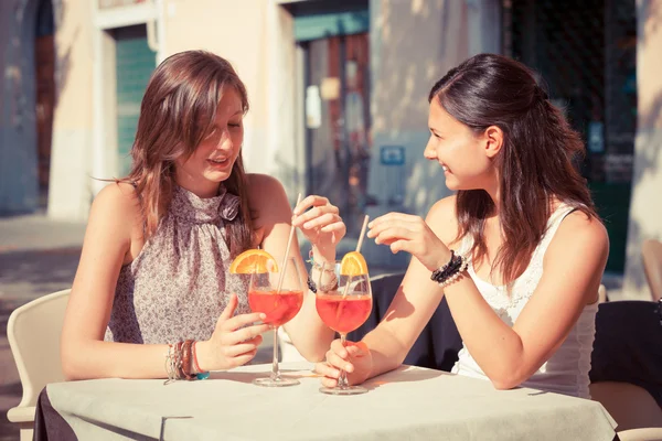 Δύο νεαρές γυναίκες με ένα παγωμένο ποτό — Φωτογραφία Αρχείου