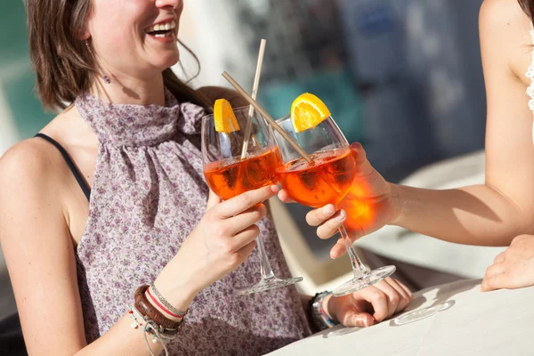 冷たい飲み物と応援 2 人の若い女性 — ストック写真