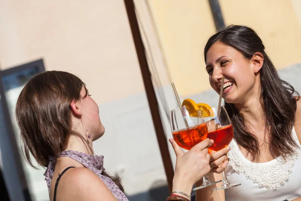 Две молодые женщины радуются холодным напиткам — стоковое фото