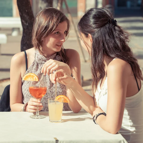 Δύο νεαρές γυναίκες με ένα παγωμένο ποτό — Φωτογραφία Αρχείου