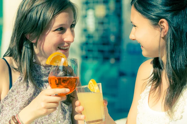 Δύο νέες γυναίκες πανηγυρίζουν με κρύα ποτά — Φωτογραφία Αρχείου