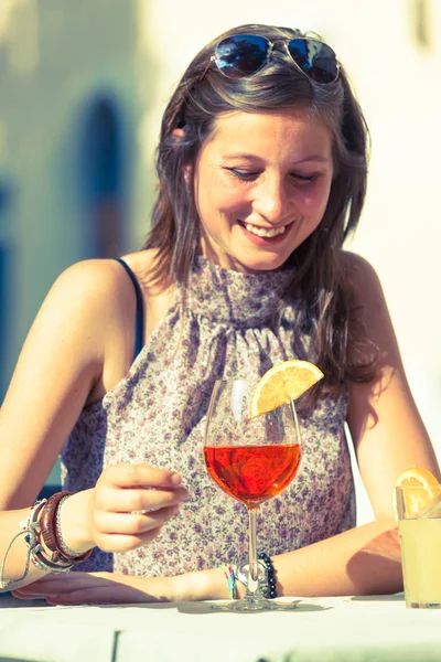 Uśmiechający się piękna kobieta z zimnym napojem — Zdjęcie stockowe