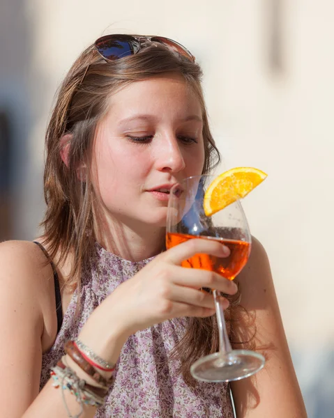 Sorridente bella donna con bevanda fredda — Foto Stock