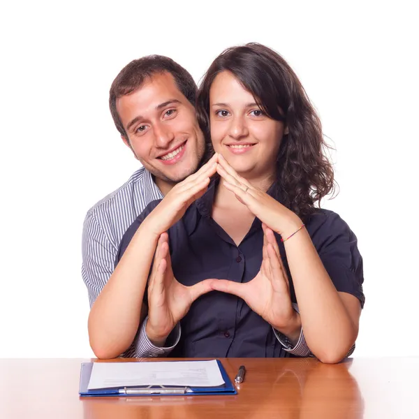 Feliz joven pareja comprando una casa — Foto de Stock