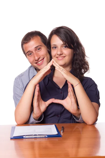 Glückliches junges Paar kauft ein Haus — Stockfoto