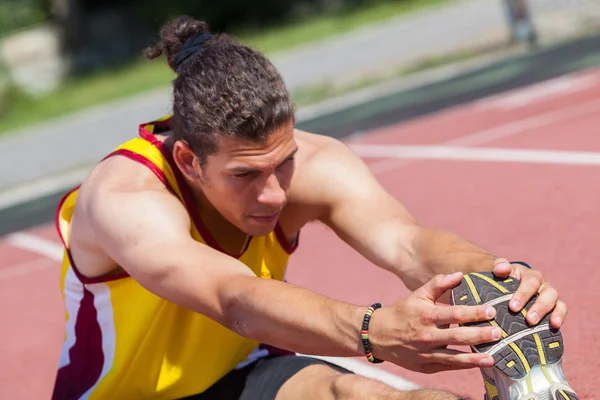 Track and Field Athlete Strekking – stockfoto