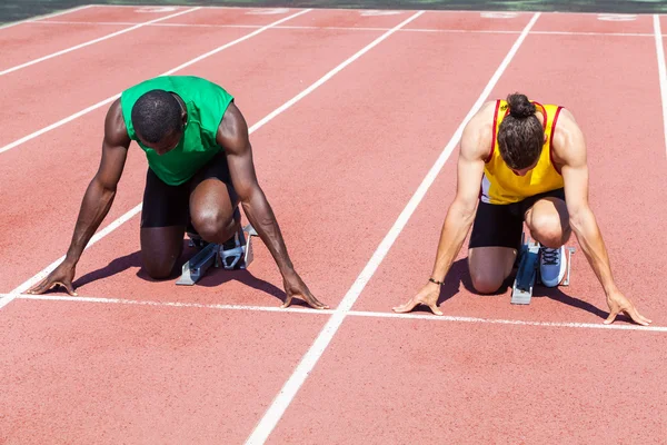 To friidrettsutøvere før start av løpet – stockfoto