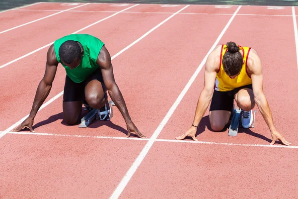 Dos atletas de pista y campo antes del inicio de la carrera — Foto de Stock