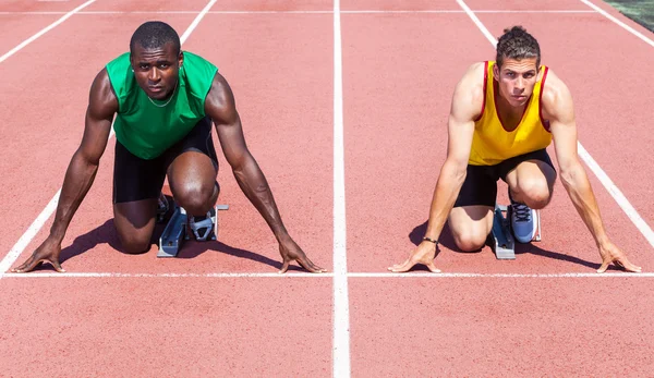 Dvě atletický atleti před začátkem závodu — Stock fotografie