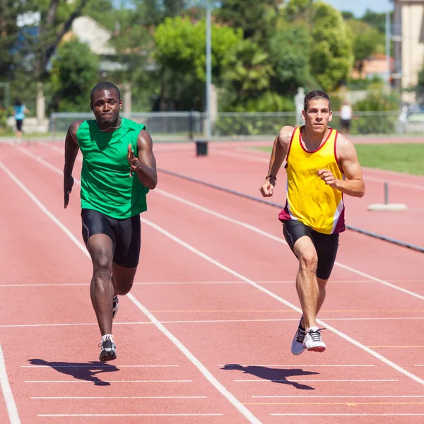 Dos atletas de pista y campo corriendo — Foto de Stock