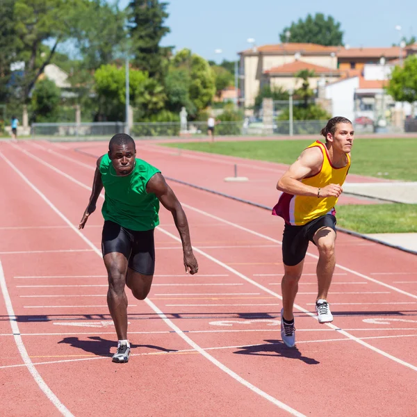 Dos atletas de pista y campo corriendo — Foto de Stock