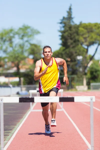 Mężczyzna lekkoatletycznych zawodnik podczas wyścigu przeszkodę — Zdjęcie stockowe