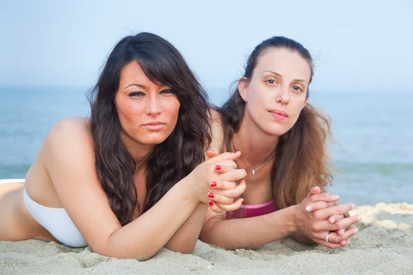 Twee jonge vrouwen zonnebaden — Stockfoto