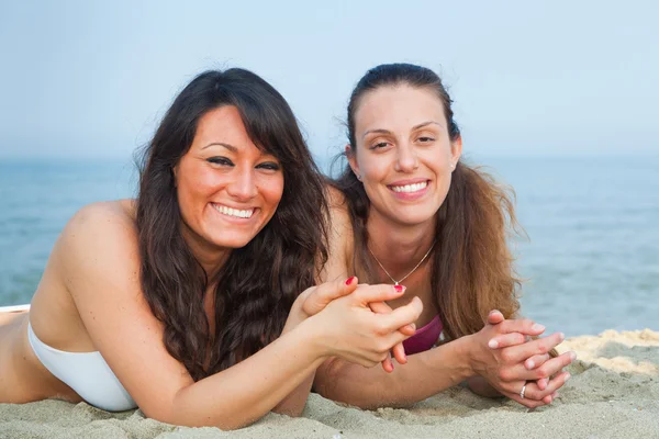 Deux jeunes femmes bronzant — Photo