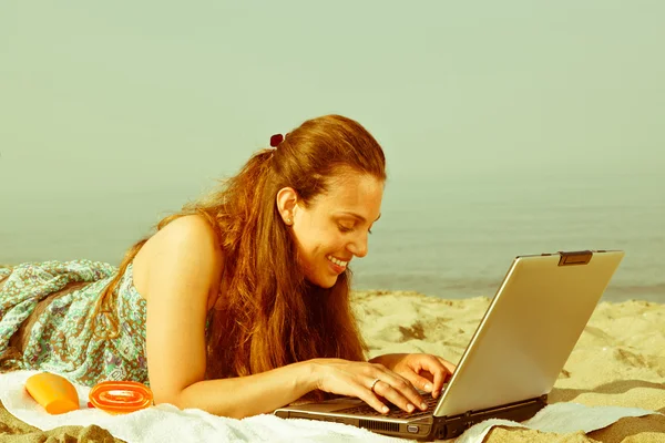 女人在海滩上工作计算机 — 图库照片