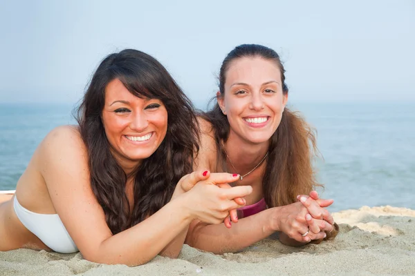 Deux jeunes femmes bronzant — Photo