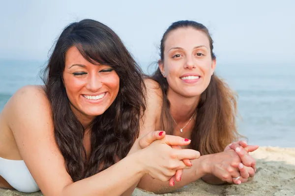 两个年轻妇女享受日光浴 — 图库照片