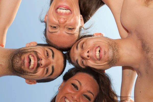 Happy vrienden in cirkel, onderste weergave — Stockfoto