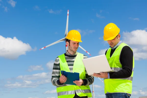 Dwóch inżynierów w elektrowni turbiny wiatrowej — Zdjęcie stockowe