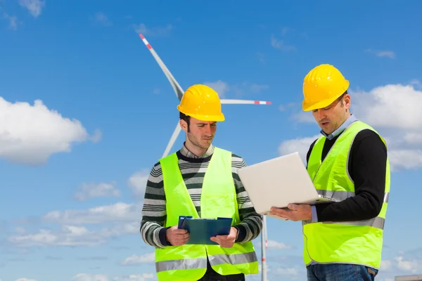 Zwei Ingenieure in einem Windkraftwerk — Stockfoto