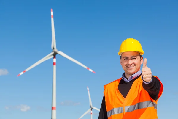 Tecnico Ingegnere nella centrale eolica a turbina — Foto Stock