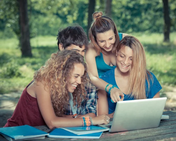 Grupo de Estudantes Adolescentes no Parque com Computador e Livros — Fotografia de Stock
