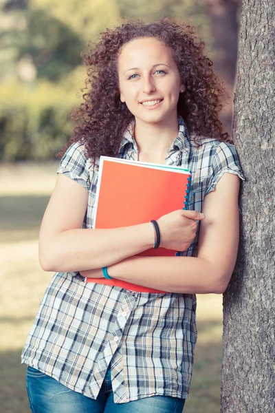 Joven hermosa estudiante femenina en el parque — Foto de Stock