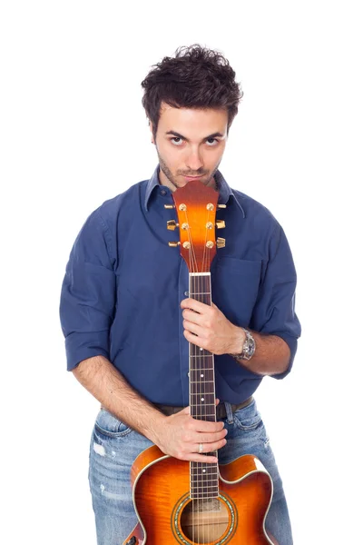 Junger Mann spielt Gitarre — Stockfoto