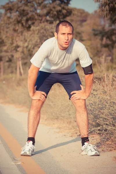 Trøtt ung mann etter jogging – stockfoto