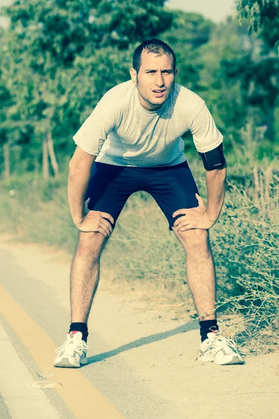 Trøtt ung mann etter jogging – stockfoto