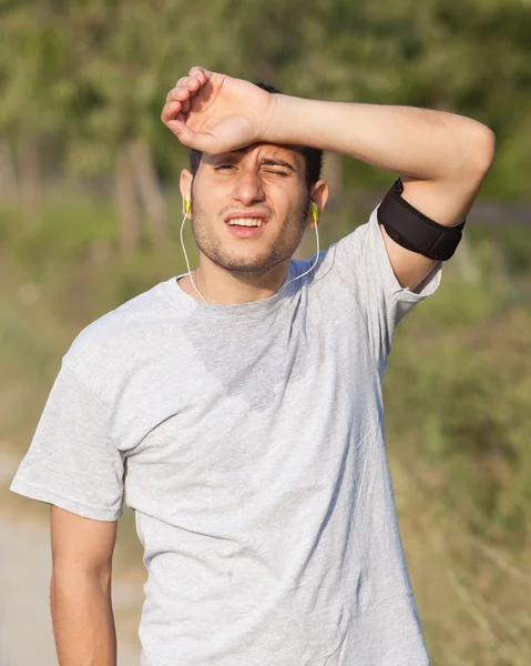 Zmęczony młody człowiek po joggingu — Zdjęcie stockowe