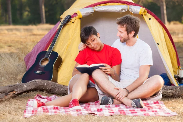Young Couple Camping — Stock Photo, Image
