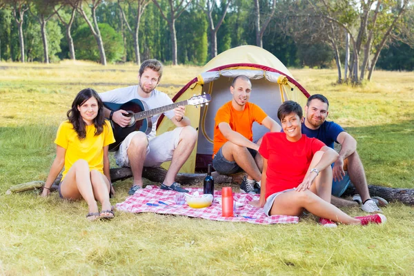 Grupo de Camping e Canto — Fotografia de Stock