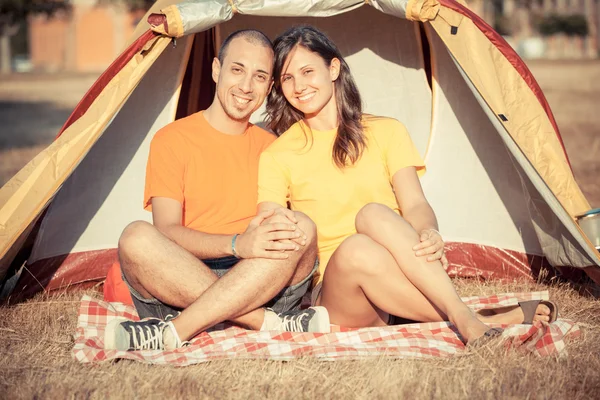Casal jovem camping — Fotografia de Stock