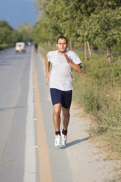 Junger Mann joggt — Stockfoto