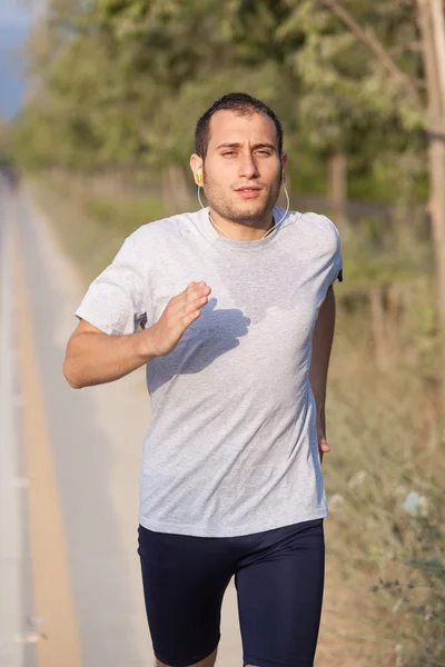 Junger Mann joggt — Stockfoto